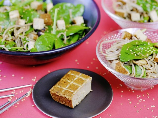 Salade de soba au tofu, shiitaké et sésame grillé par Taifun